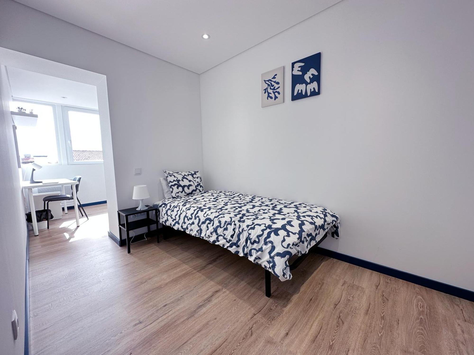 Quarto Individual com Casa de Banho Partilhada
